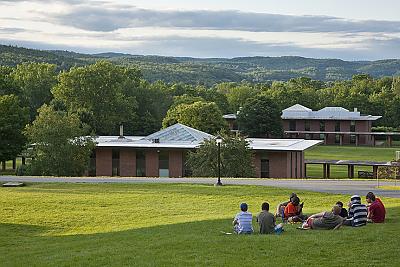 Landmark College students sitting on the upper campus green during the 夏天.