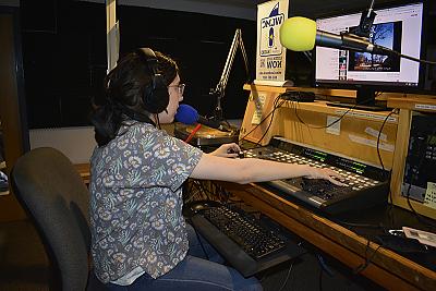 Image of student at sound board in 广播 station